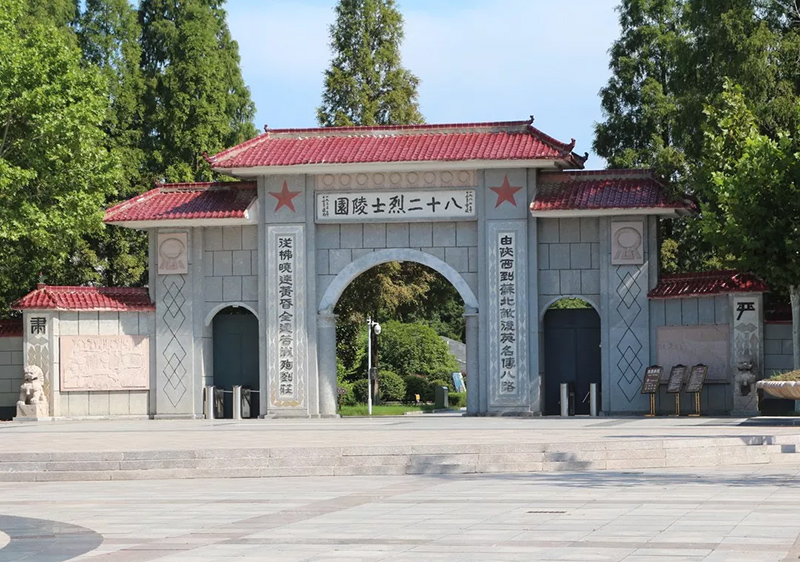 “紅色追夢(mèng)人”——瞻仰劉老莊八十二烈士陵園