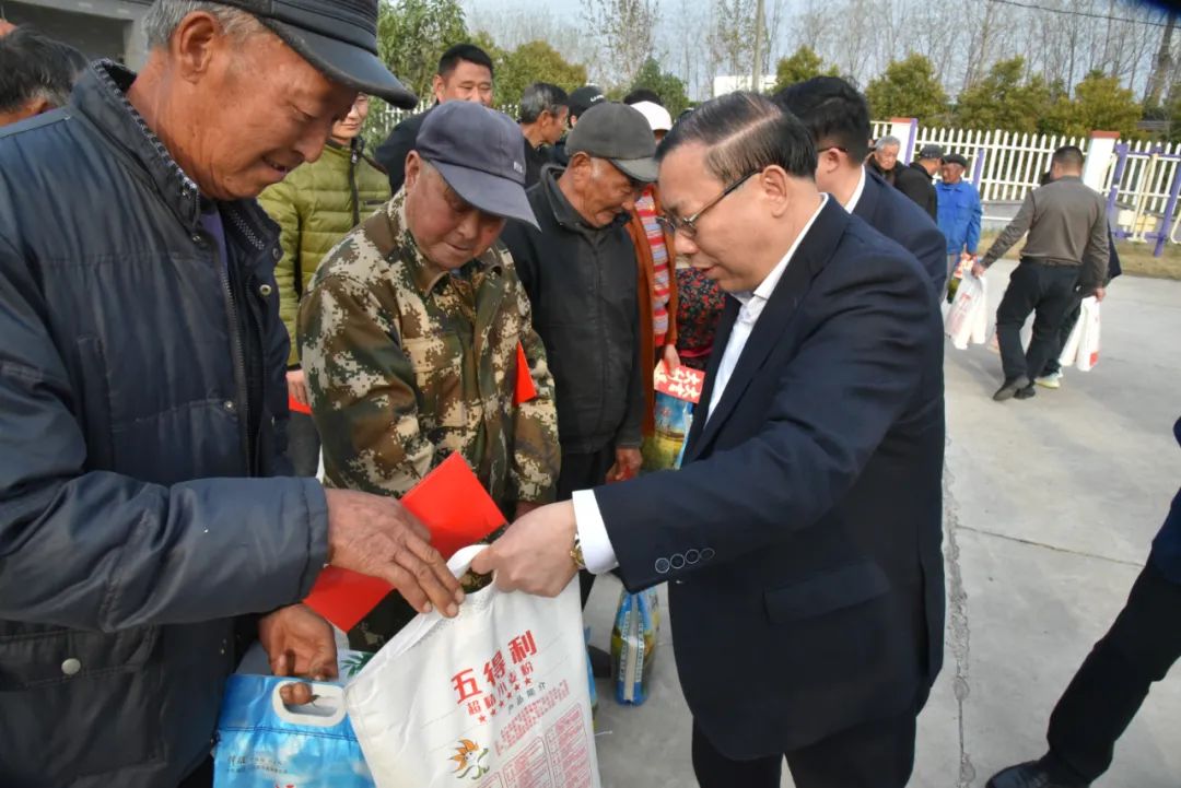 【真情慰問老黨員 濃濃關(guān)心暖人心】集團公司董事長劉書華參加“有事好商量”暨慰問老黨員、老員工活動